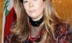 الشاعرة و الكاتبة السورية غادا فؤاد السمان تقصُّ جديلتها تضامناً مع نساء غزة